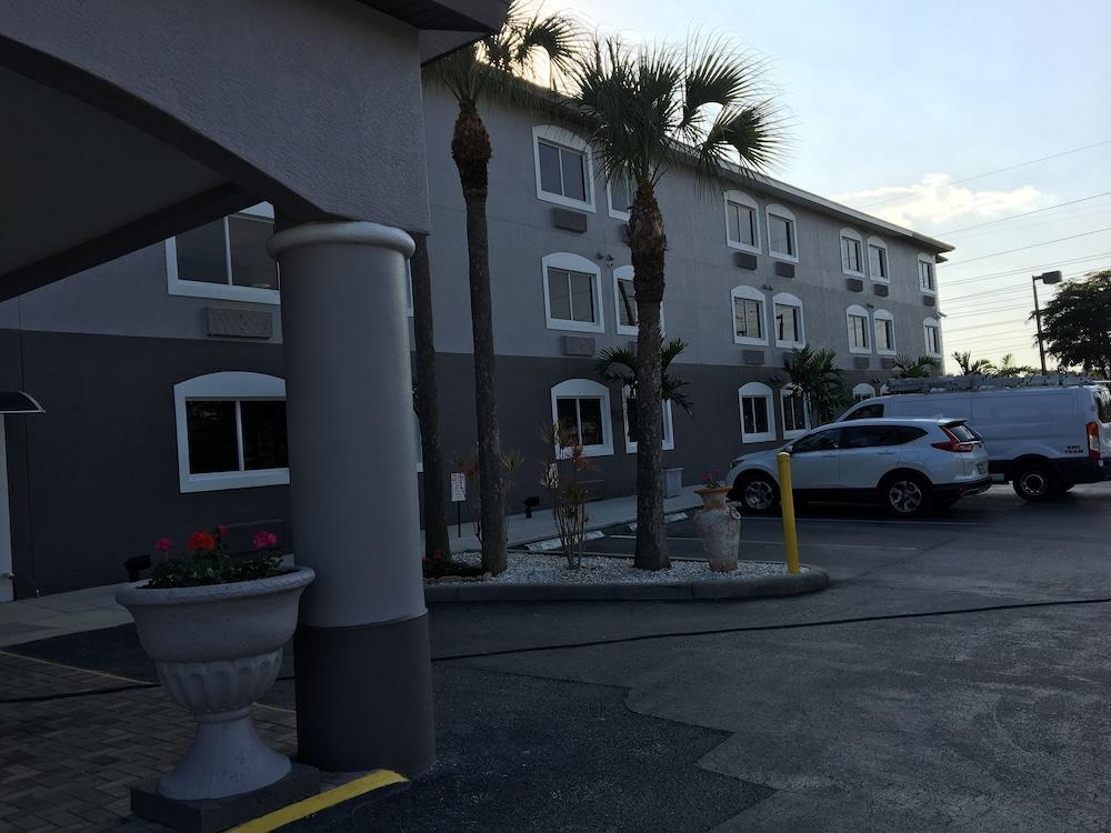 Days Inn & Suites By Wyndham Bonita Springs North Naples Экстерьер фото