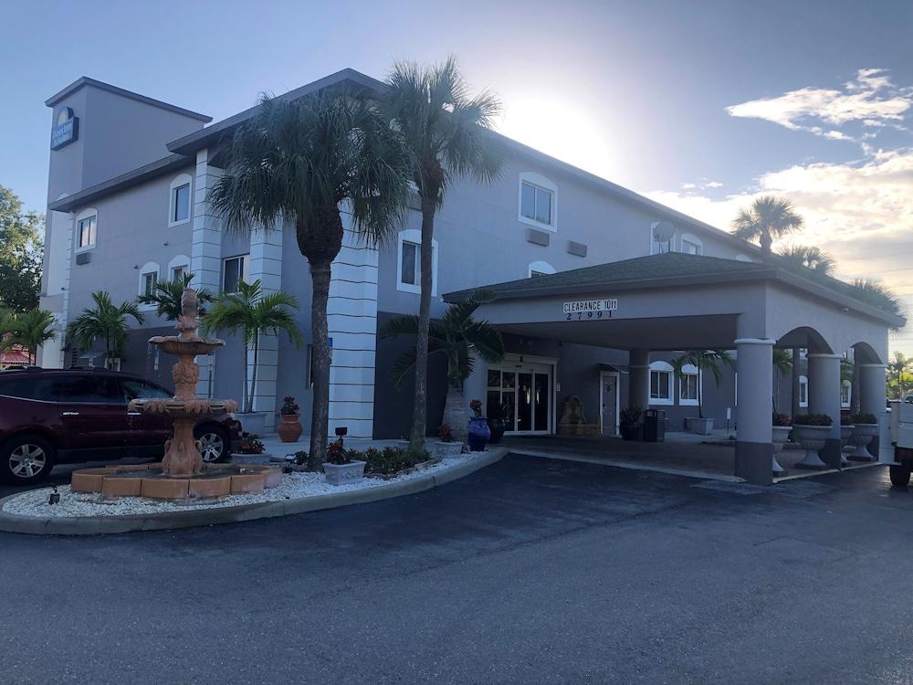 Days Inn & Suites By Wyndham Bonita Springs North Naples Экстерьер фото