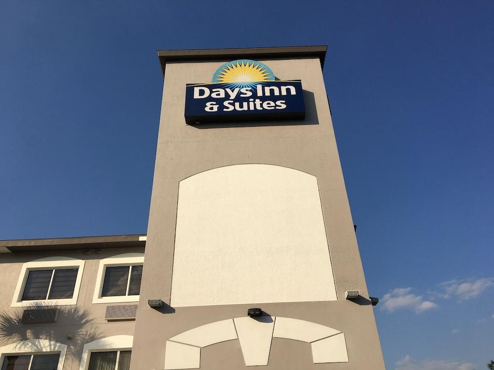 Days Inn & Suites By Wyndham Bonita Springs North Naples Экстерьер фото